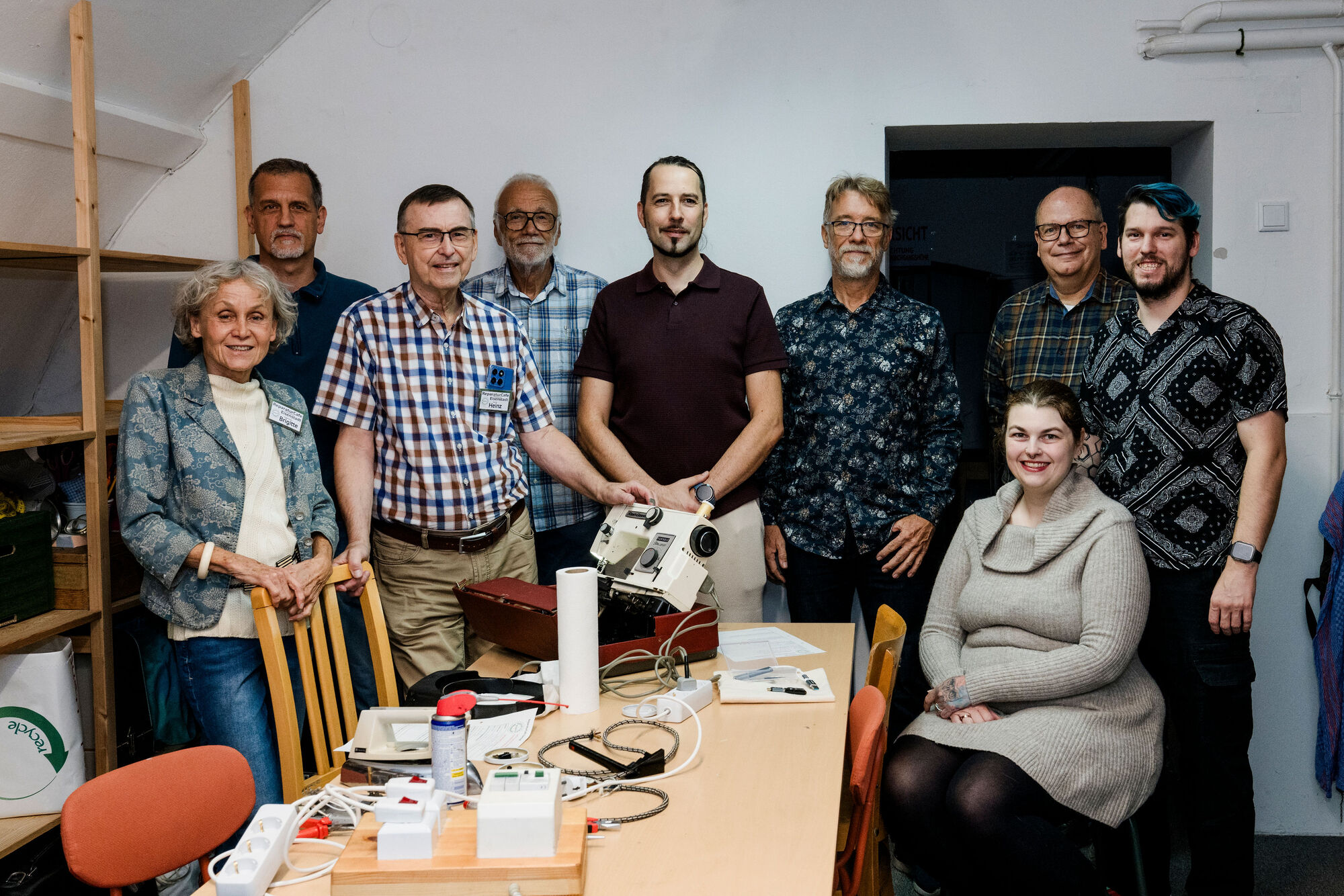 Das Team des Reparaturcafés Eisenstadt in der Werkstatt in der Pfarrgasse 30