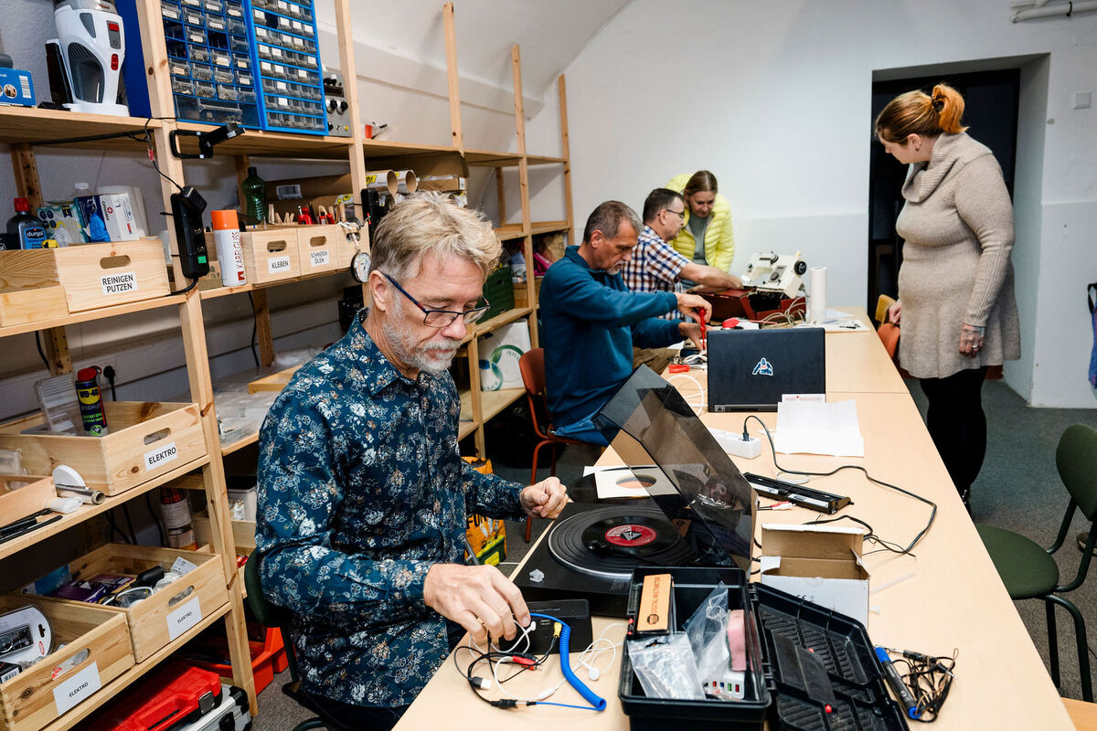 Mehrere Reparaturen gleichzeitig an den Werktischen im Reparaturcafé